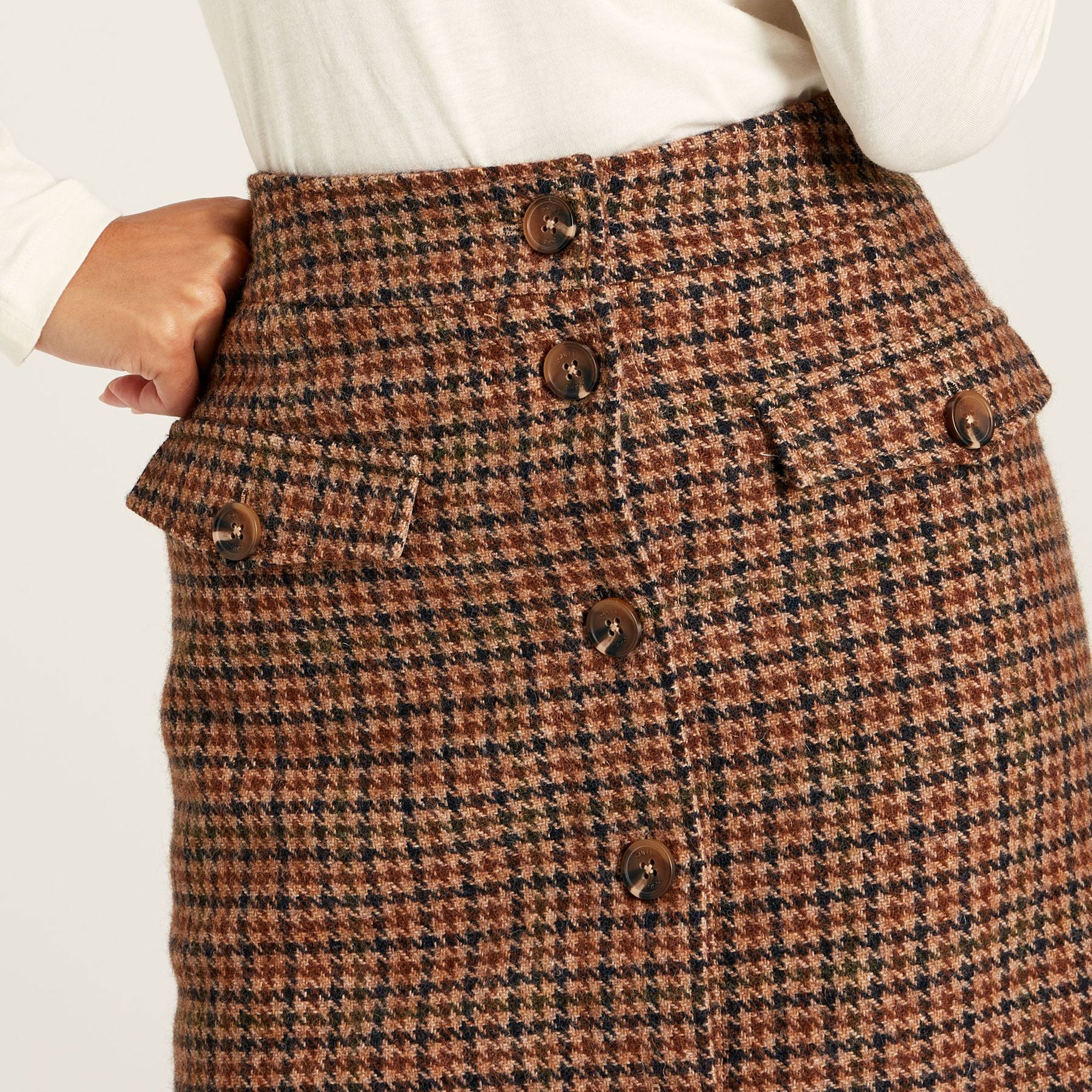Short denim skirt with split pleat